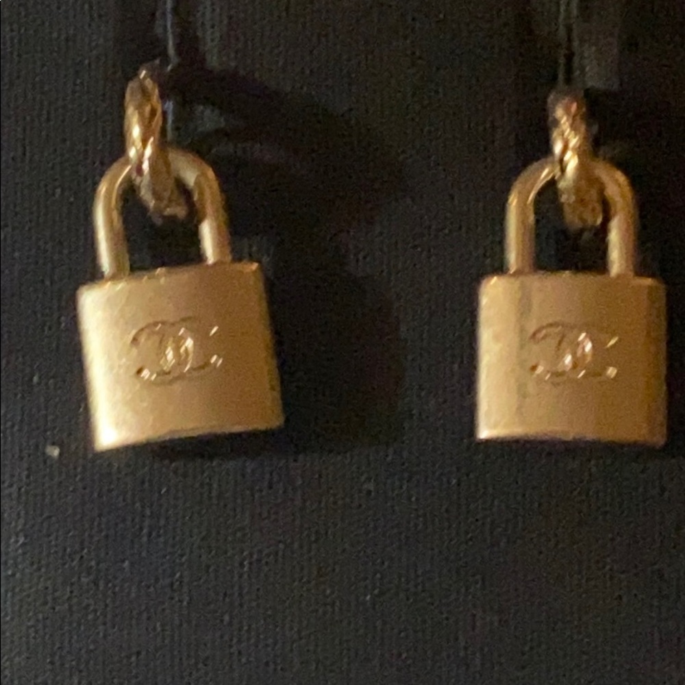 ‼️SOLD‼️NEW Chanel 21P CC Padlock Dangle Earrings - Picture 3 of 5